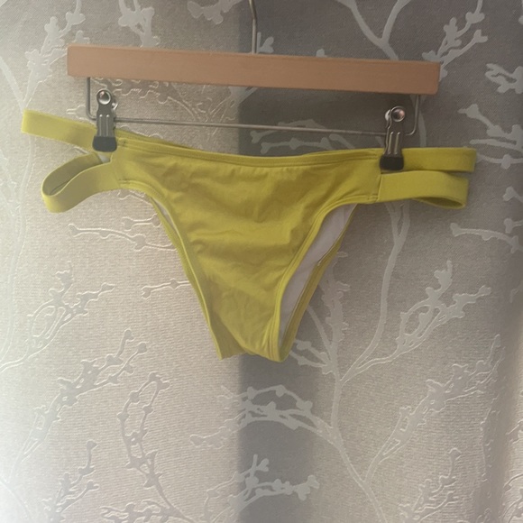 Bikini - Picture 4 of 6